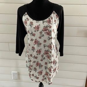 Torrid 3/4 three quarter sleeve raglan shirt skulls and roses 2X 2XL 18/20